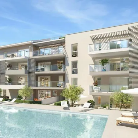 Spacious With Lovely Terrace Apartment Saint-Raphaël