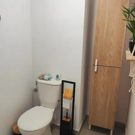 Spacious With Lovely Terrace דירה *