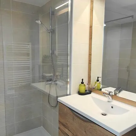 Spacious With Lovely Terrace דירה *