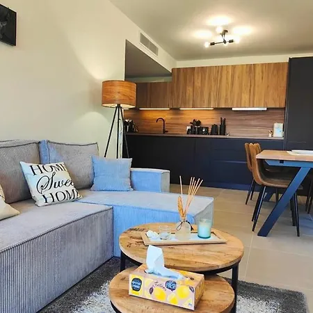 Spacious With Lovely Terrace דירה